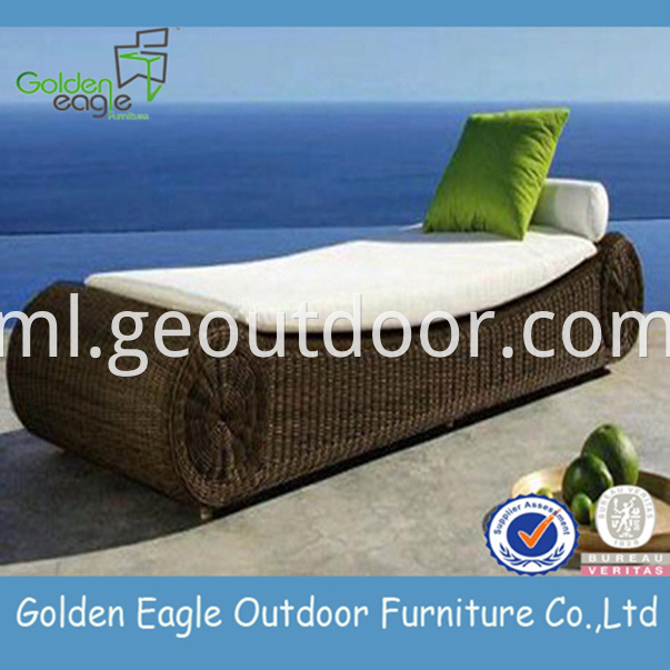 outdoor wicker chaise lounge